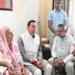 सेवानिवृत्त ब्रिगेडियर मुकेश जोशी के निधन पर देहरादून स्थित आवास पहुंचकर उन्हें श्रद्धांजलि दी CM धामी ने