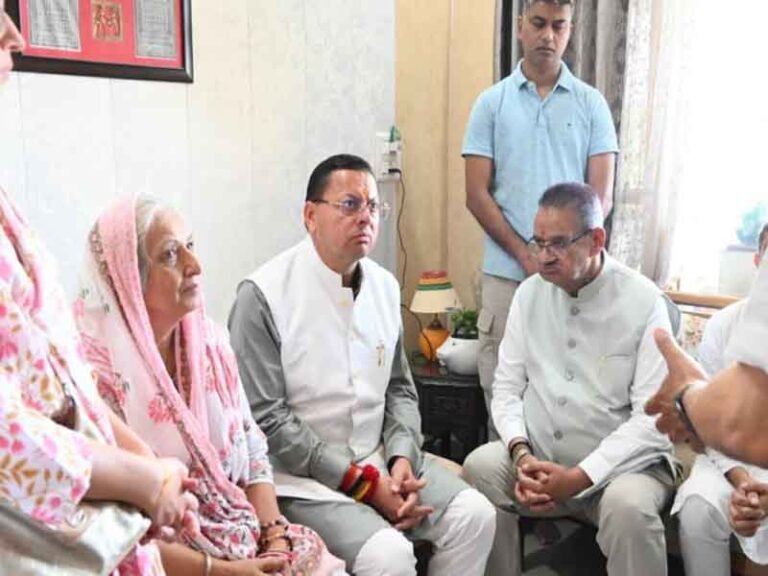 सेवानिवृत्त ब्रिगेडियर मुकेश जोशी के निधन पर देहरादून स्थित आवास पहुंचकर उन्हें श्रद्धांजलि दी CM धामी ने