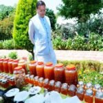 मुख्यमंत्री आवास परिसर में शहद निकालने की प्रक्रिया का अवलोकन किया मुख्यमंत्री धामी ने