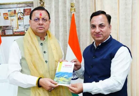 संयुक्त निदेशक के एस चौहान ने मुख्यमंत्री को भेंट की अपनी पुस्तक