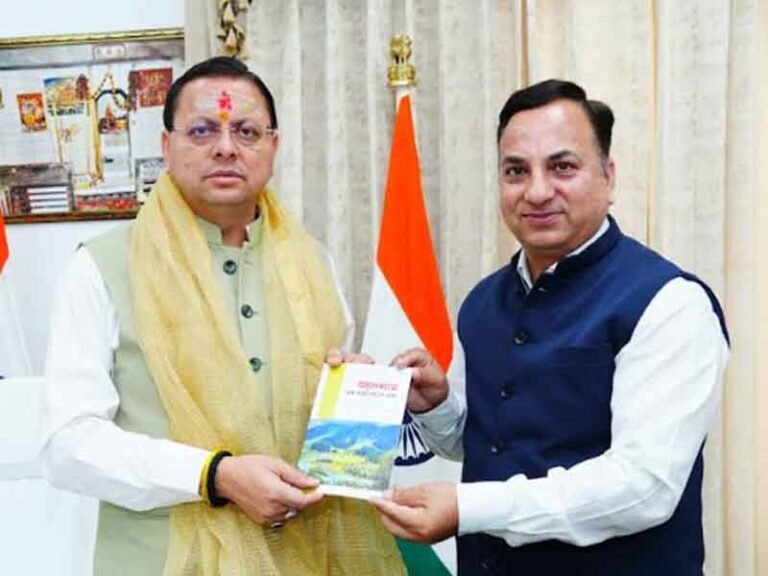 संयुक्त निदेशक के एस चौहान ने मुख्यमंत्री को भेंट की अपनी पुस्तक