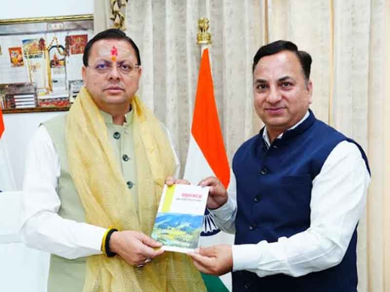 संयुक्त निदेशक के एस चौहान ने मुख्यमंत्री को भेंट की अपनी पुस्तक