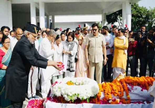 पूर्व मुख्यमंत्री मेजर जनरल भुवन चंद्र खंडूड़ी (सेवानिवृत्त) के पार्थिव शरीर पर पुष्प चक्र अर्पित कर उन्हें श्रद्धांजलि दी