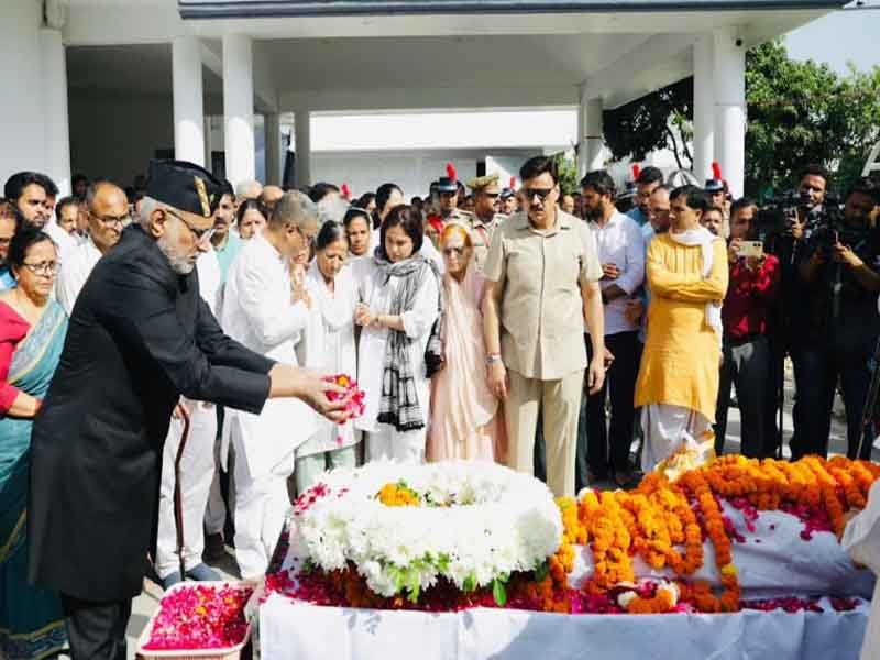 पूर्व मुख्यमंत्री मेजर जनरल भुवन चंद्र खंडूड़ी (सेवानिवृत्त) के पार्थिव शरीर पर पुष्प चक्र अर्पित कर उन्हें श्रद्धांजलि दी