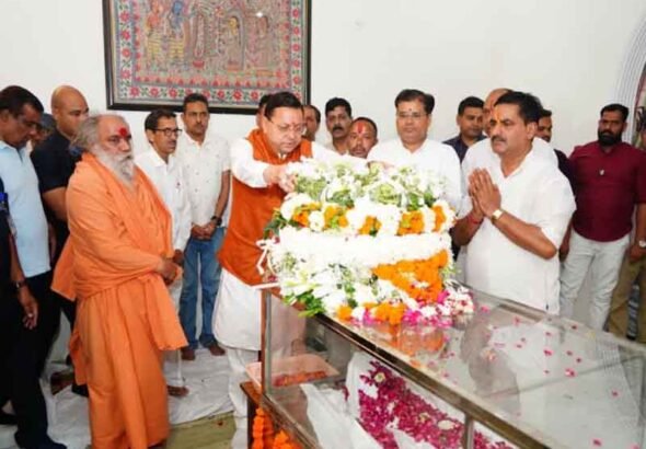 मुख्यमंत्री धामी ने स्वर्गीय खण्डूरी के परिजनों से भेंट कर गहरी संवेदना व्यक्त की