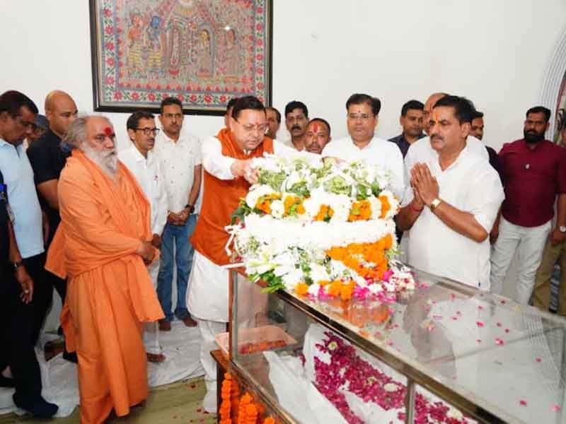 मुख्यमंत्री धामी ने स्वर्गीय खण्डूरी के परिजनों से भेंट कर गहरी संवेदना व्यक्त की