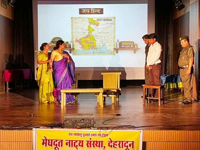 “चंद्रप्रभा का अटूट संकल्प” नाटक में रंगकर्मियों ने बांधा समां
