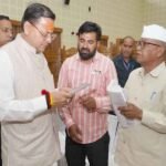 मुख्यमंत्री आवास स्थित मुख्य सेवक सदन में  प्रदेश के विभिन्न जनपदों से आए लोगों की समस्याओं को सुना मुख्यमंत्री धामी ने