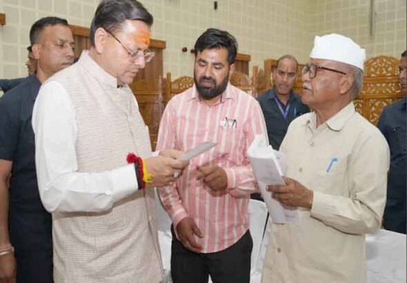 मुख्यमंत्री आवास स्थित मुख्य सेवक सदन में  प्रदेश के विभिन्न जनपदों से आए लोगों की समस्याओं को सुना मुख्यमंत्री धामी ने