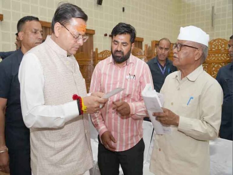 मुख्यमंत्री आवास स्थित मुख्य सेवक सदन में  प्रदेश के विभिन्न जनपदों से आए लोगों की समस्याओं को सुना मुख्यमंत्री धामी ने