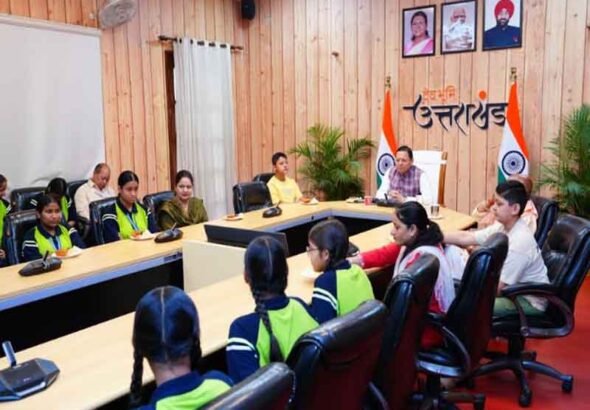 मुख्यमंत्री धामी ने बालिकाओं के साथ प्रधानमंत्री के मन की बात के 134 वें संस्करण को सुना