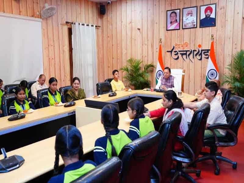 मुख्यमंत्री धामी ने बालिकाओं के साथ प्रधानमंत्री के मन की बात के 134 वें संस्करण को सुना