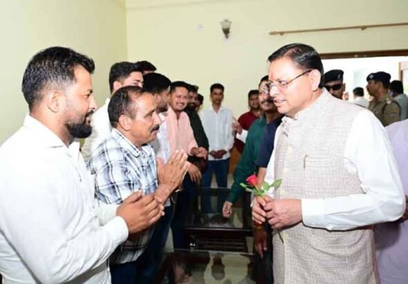 हल्द्वानी-काठगोदाम स्थित सर्किट हाउस में आम जनता एवं स्थानीय जनप्रतिनिधियों से भेंट कर उनकी समस्याएं सुनीं मुख्यमंत्री धामी ने