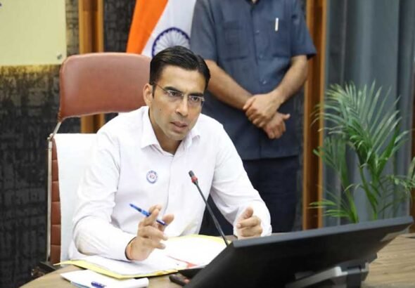 डीएम सविन बंसल ने ली अधिकारियों की बैठक, डेंगू रोकथाम को लेकर प्रशासन अलर्ट
