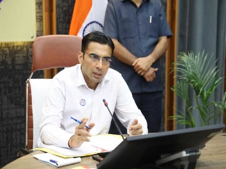 डीएम सविन बंसल ने ली अधिकारियों की बैठक, डेंगू रोकथाम को लेकर प्रशासन अलर्ट