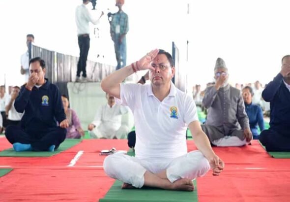 मुख्यमंत्री धामी ने बनबसा में किया सामूहिक योगाभ्यास, योग को दैनिक जीवन का हिस्सा बनाने का किया आह्वान