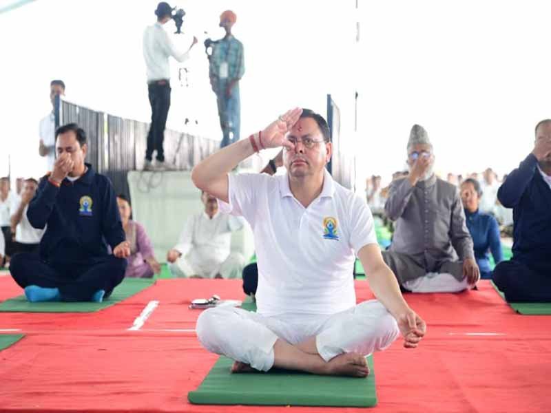मुख्यमंत्री धामी ने बनबसा में किया सामूहिक योगाभ्यास, योग को दैनिक जीवन का हिस्सा बनाने का किया आह्वान