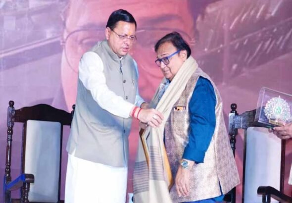 अभिनेता राकेश बेदी को मुख्यमंत्री धामी ने अमर उजाला लाइफटाइम अचीवमेंट अवार्ड से किया सम्मानित