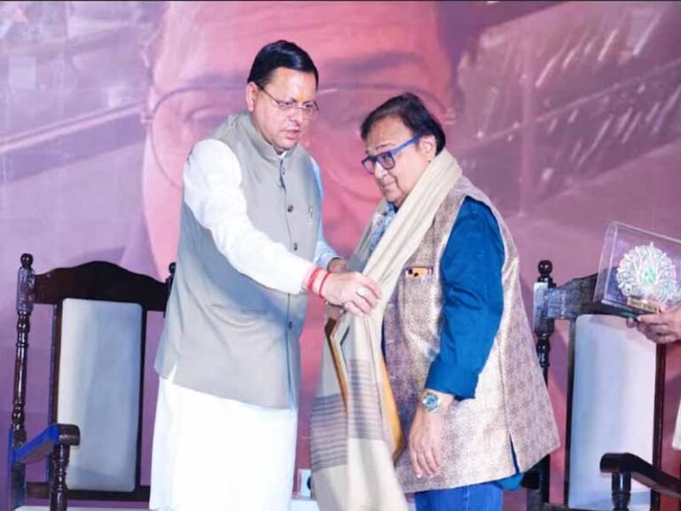 अभिनेता राकेश बेदी को मुख्यमंत्री धामी ने अमर उजाला लाइफटाइम अचीवमेंट अवार्ड से किया सम्मानित