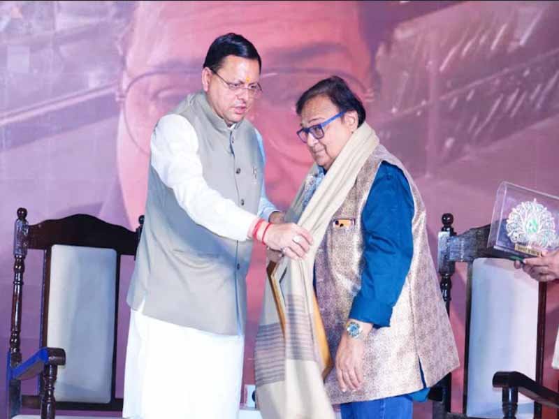 अभिनेता राकेश बेदी को मुख्यमंत्री धामी ने अमर उजाला लाइफटाइम अचीवमेंट अवार्ड से किया सम्मानित