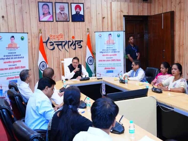 4,400 श्रमिकों को 11 करोड़ रुपये वितरित किए मुख्यमंत्री पुष्कर सिंह धामी ने
