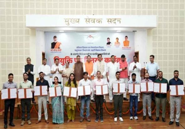 विभिन्न पदों पर चयनित 221 अभ्यर्थियों को नियुक्ति पत्र वितरित किए मुख्यमंत्री पुष्कर सिंह धामी ने