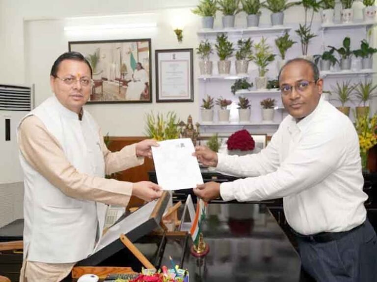 मुख्यमंत्री धामी को मुख्य निर्वाचन अधिकारी डॉ. बी.वी. आर. सी. पुरुषोत्तम ने सौंपा गणना फॉर्म