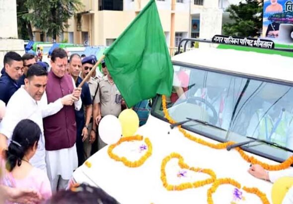 भीमताल भ्रमण के दौरान मुख्यमंत्री धामी ने नए कूड़ा वाहनों को हरी झंडी दिखाकर किया रवाना