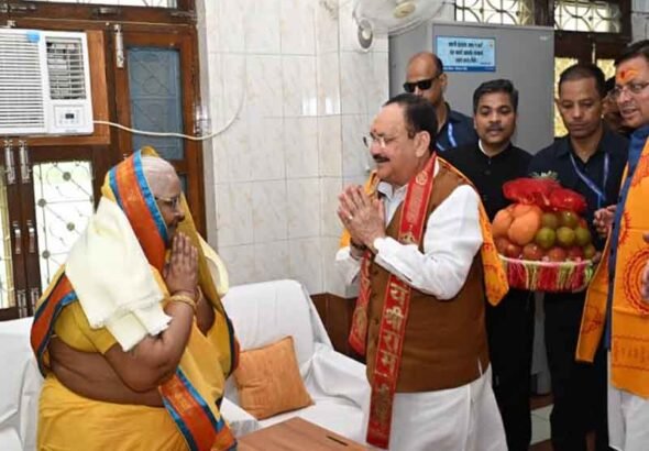 शांतिकुंज पहुंचकर मुख्यमंत्री एवं केंद्रीय मंत्री ने श्रद्धेया शैलदीदी को अंगवस्त्र भेंट कर किया सम्मानित