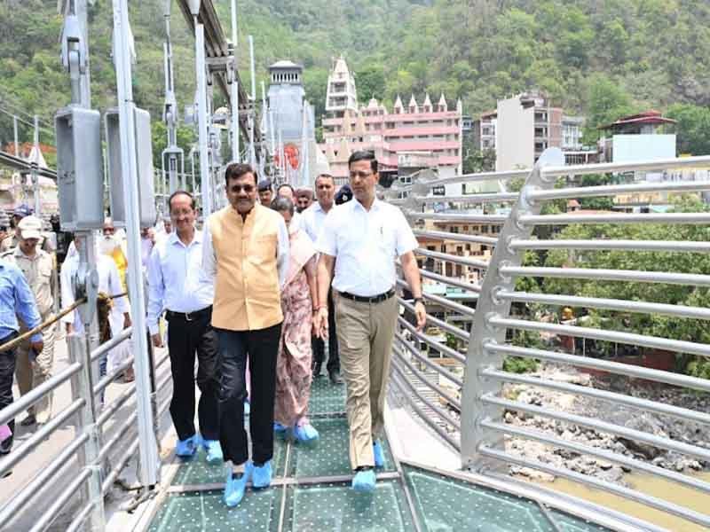 मुख्य सचिव उत्तराखंड द्वारा टिहरी गढ़वाल में बजरंग सेतु एवं हिलान्स हिमालयन भोजनालय का निरीक्षण