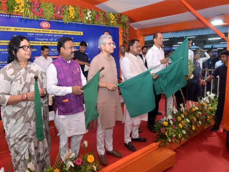 टनकपुर-नांदेड एक्सप्रेस, नांदेड-मुंबई एक्सप्रेस तथा टनकपुर-पीलीभीत ट्रेन सेवा का शाहजहाँपुर तक विस्तार का शुभारंभ