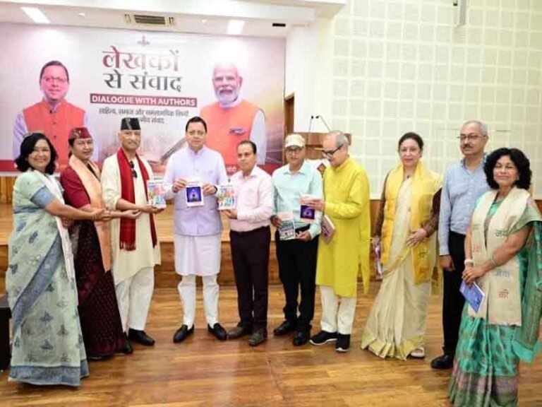 मुख्यमंत्री धामी ने मुख्य सेवक सदन में लेखकों एवं साहित्यकारों से किया संवाद
