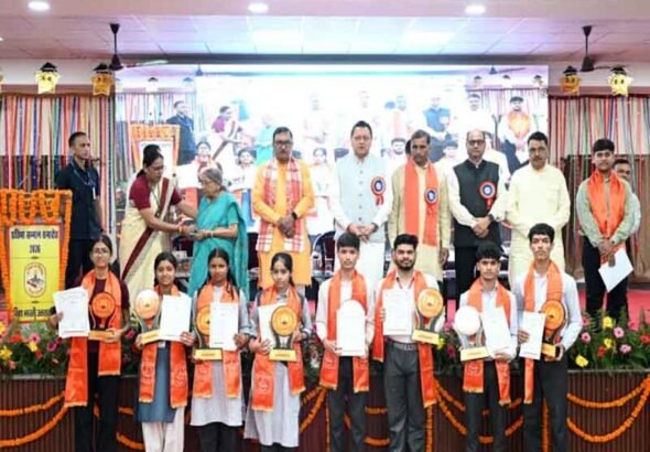 Haridwar: प्रतिभा सम्मान समारोह में मेधावी विद्यार्थियों का सम्मान, मुख्यमंत्री ने बढ़ाया उत्साह