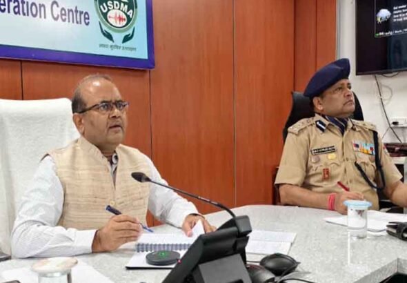 हेली सेवाओं को अलर्ट मोड पर रखने, बंद सड़कें शीघ्र खोलने तथा आवश्यक सेवाओं की तत्काल बहाली सुनिश्चित करने के निर्देश