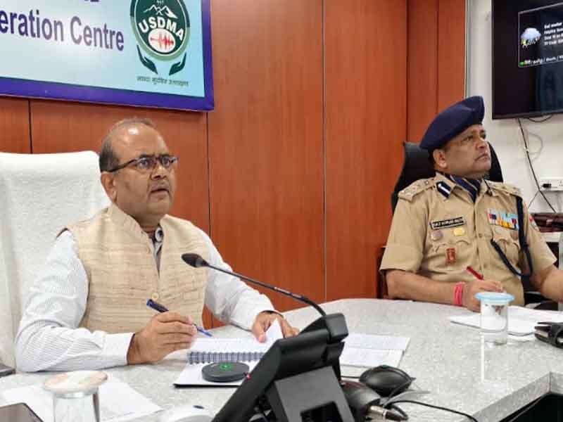 हेली सेवाओं को अलर्ट मोड पर रखने, बंद सड़कें शीघ्र खोलने तथा आवश्यक सेवाओं की तत्काल बहाली सुनिश्चित करने के निर्देश