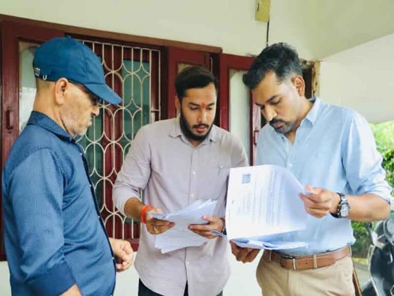 मतदाता सूची पुनरीक्षण की जमीनी पड़ताल को ग्राउंड जीरो पर उतरे डीएम