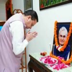 पूर्व प्रधानमंत्री एवं भारत रत्न अटल बिहारी वाजपेयी जी की पुण्यतिथि पर उनके चित्र पर श्रद्धासुमन अर्पित कर उन्हें भावपूर्ण श्रद्धांजलि दी CM धामी ने