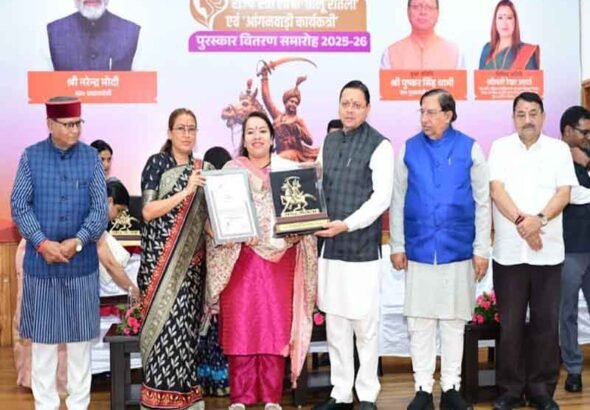 मुख्यमंत्री ने तीलू रौतेली एवं आंगनबाड़ी कार्यकत्री पुरस्कार से मातृशक्ति को किया सम्मानित