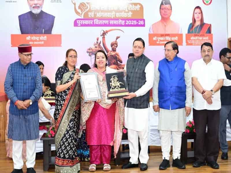 मुख्यमंत्री ने तीलू रौतेली एवं आंगनबाड़ी कार्यकत्री पुरस्कार से मातृशक्ति को किया सम्मानित