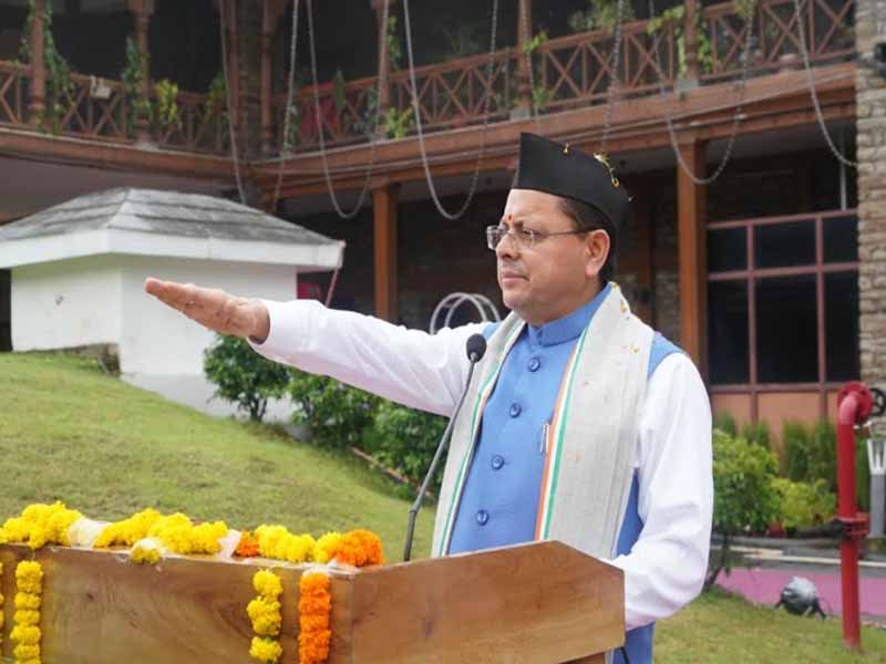 मुख्यमंत्री पुष्कर सिंह धामी ने 80वें स्वतंत्रता दिवस के अवसर पर मुख्यमंत्री आवास में किया ध्वजारोहण
