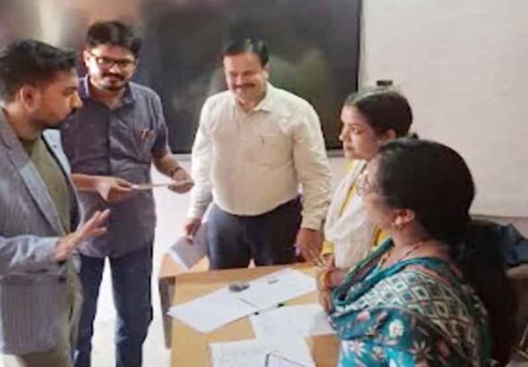 जिलाधिकारी/जिला निर्वाचन अधिकारी ने सहसपुर विधानसभा क्षेत्र के पोलिंग बूथों का निरीक्षण कर एसआईआर आपत्ति निस्तारण शिविर की व्यवस्थाओं का लिया जायजा