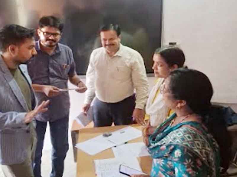 जिलाधिकारी/जिला निर्वाचन अधिकारी ने सहसपुर विधानसभा क्षेत्र के पोलिंग बूथों का निरीक्षण कर एसआईआर आपत्ति निस्तारण शिविर की व्यवस्थाओं का लिया जायजा