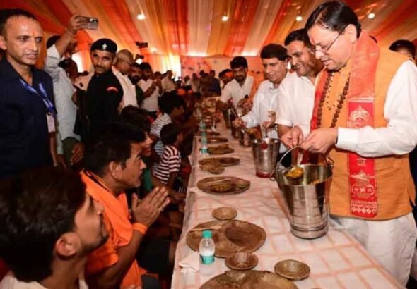 मुख्यमंत्री ने स्वास्थ्य सेवा शिविर का किया शुभारंभ, श्रद्धालुओं को अपने हाथों से परोसा भोजन