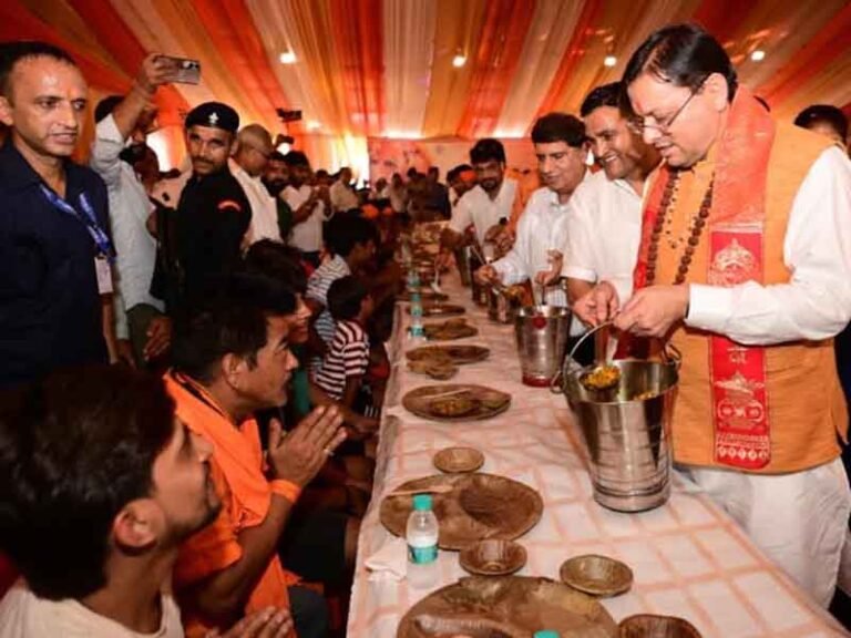 मुख्यमंत्री ने स्वास्थ्य सेवा शिविर का किया शुभारंभ, श्रद्धालुओं को अपने हाथों से परोसा भोजन