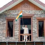 मुख्यमंत्री धामी ने मुख्यमंत्री आवास पर तिरंगा लगाकर दिया ‘हर घर तिरंगा’ का संदेश