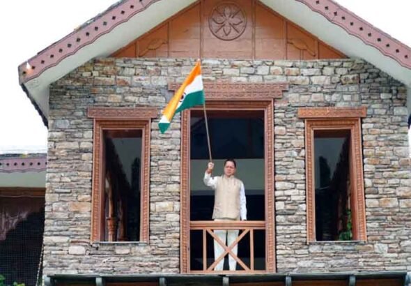 मुख्यमंत्री धामी ने मुख्यमंत्री आवास पर तिरंगा लगाकर दिया ‘हर घर तिरंगा’ का संदेश