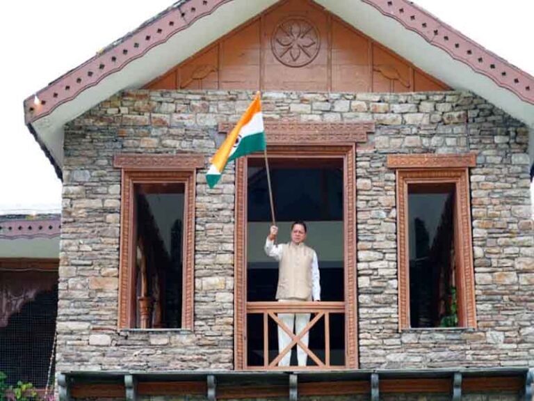 मुख्यमंत्री धामी ने मुख्यमंत्री आवास पर तिरंगा लगाकर दिया ‘हर घर तिरंगा’ का संदेश