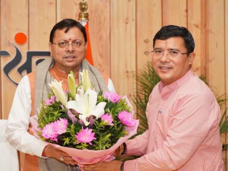 कपकोट विधानसभा क्षेत्र के विधायक सुरेश गढ़िया ने शिष्टाचार भेंट की मुख्यमंत्री धामी से