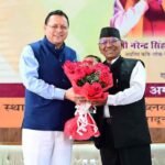 मुख्यमंत्री धामी ने लोकगायक नरेंद्र सिंह नेगी के गीतों के अंग्रेजी अनुवाद की पुस्तक का किया विमोचन
