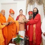 मुख्यमंत्री पुष्कर सिंह धामी से साधु-संतों के प्रतिनिधिमंडल ने की भेंट